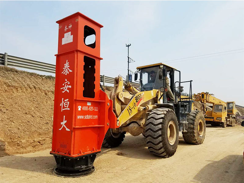 鏟車帶的夯實(shí)機(jī)