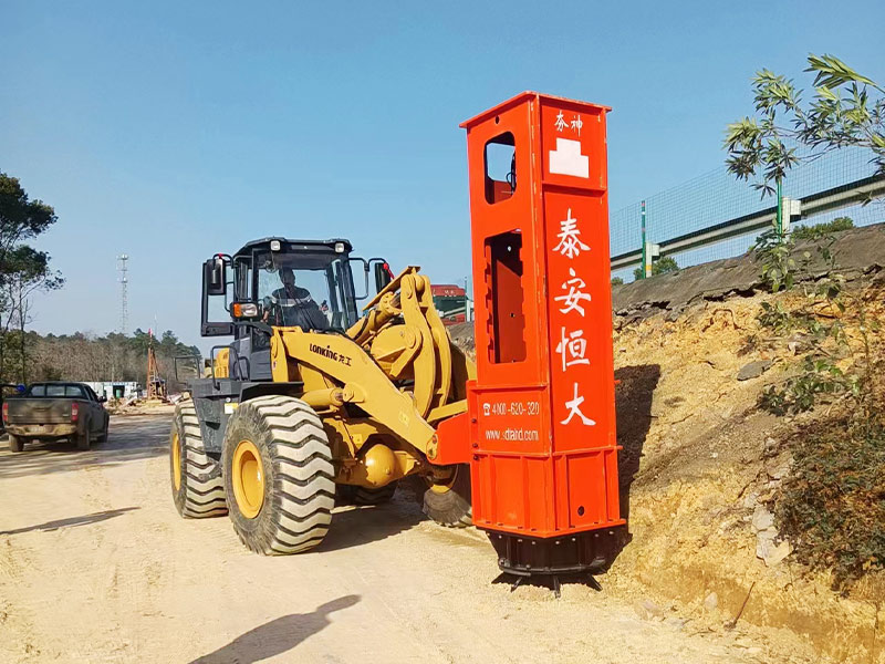 裝載機(jī)帶的夯實(shí)機(jī)