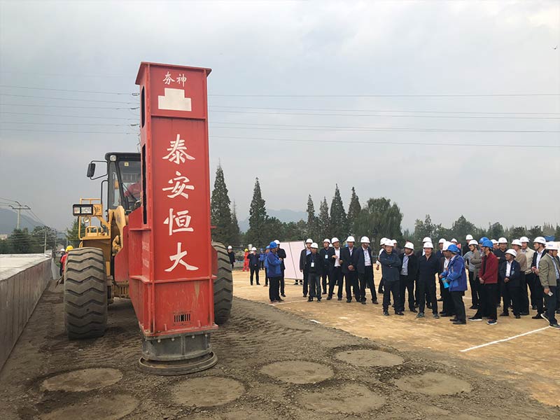 42千焦高速液壓夯實(shí)機(jī) 42千焦高速液壓夯實(shí)機(jī)